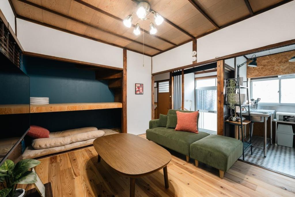 Ruang duduk di 9 mins walk from Kawaramachi St Private rental MAX 6 people