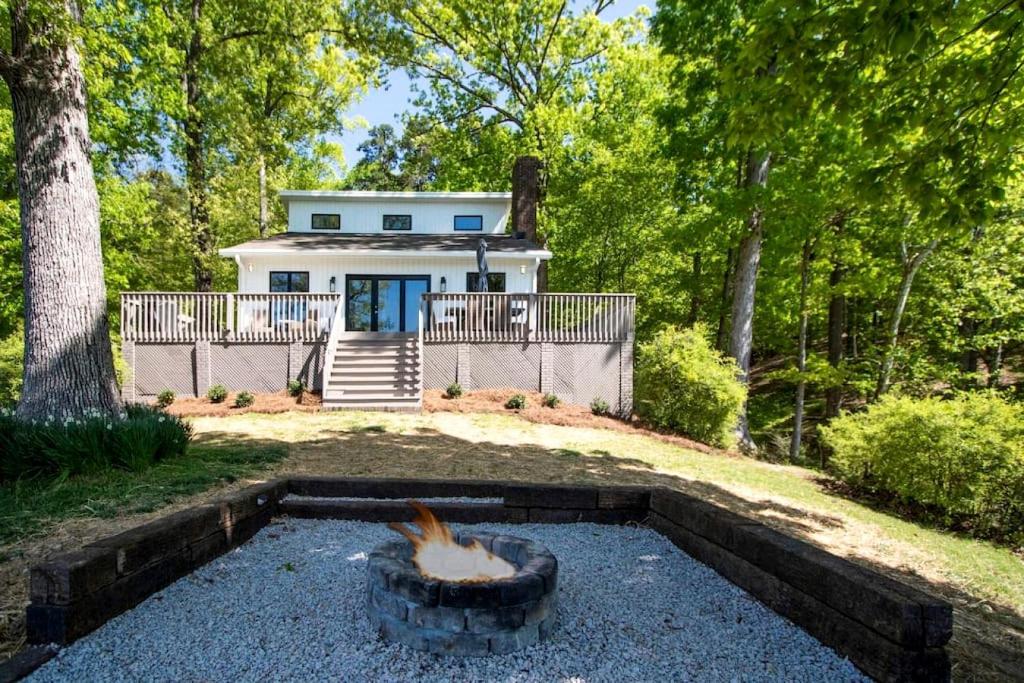 Zahrada ubytování Embrace Nature in this Lakefront Cottage with Fire Pit in Charlotte, North Carolina