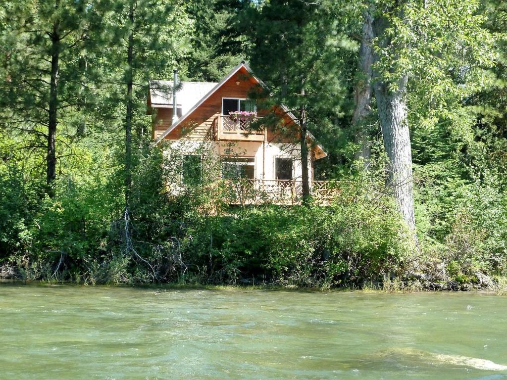 Cabin Rental with Riverfront Hot Tub near Leavenworth, Washington ...