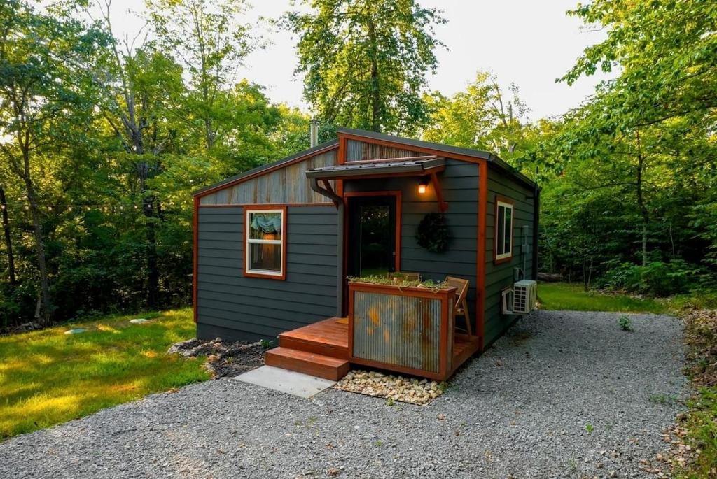 Κήπος έξω από το Off-Grid Cabin Surrounded by Trees in Pineville, Missouri