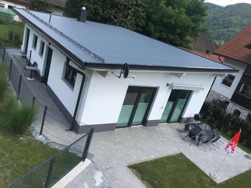 una vista aérea de una casa blanca en Ferienhaus Silja en Steindorf am Ossiacher See