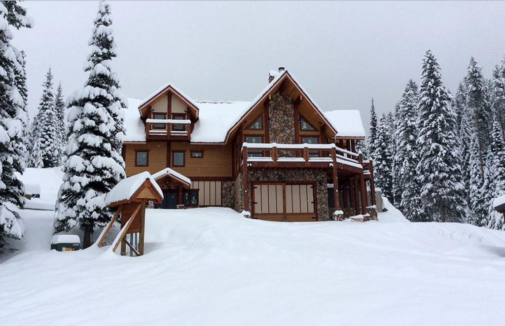 Una casa de troncos en la nieve con árboles en Delightful Bed and Breakfast Getaway in Nez Perce National Forest, Idaho, en Elk City