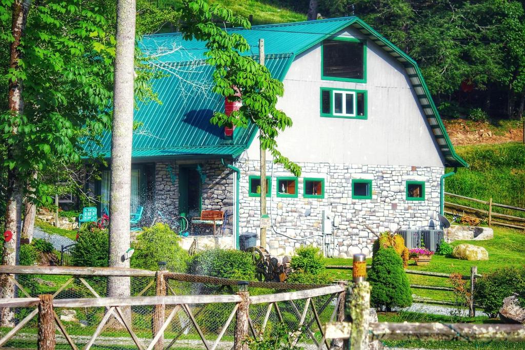 Zahrada ubytování Fantastic Barn Suite with Hot-tub and Petting Zoo in Sugar Grove, North Carolina