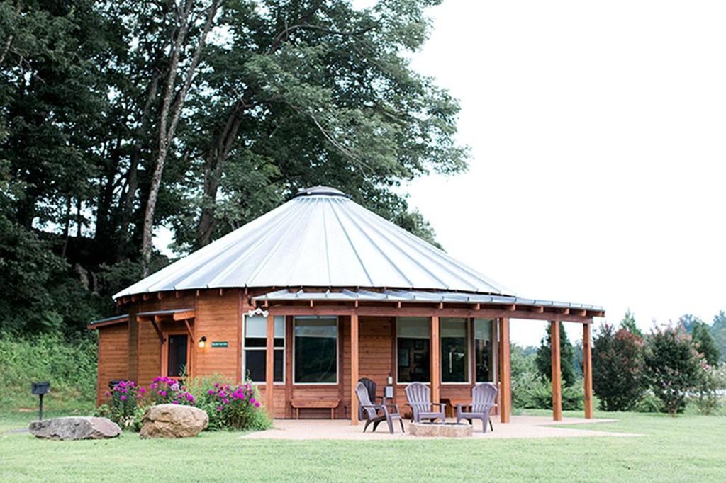 Κήπος έξω από το Deluxe Glamping Cabins at River Farm in Virginia