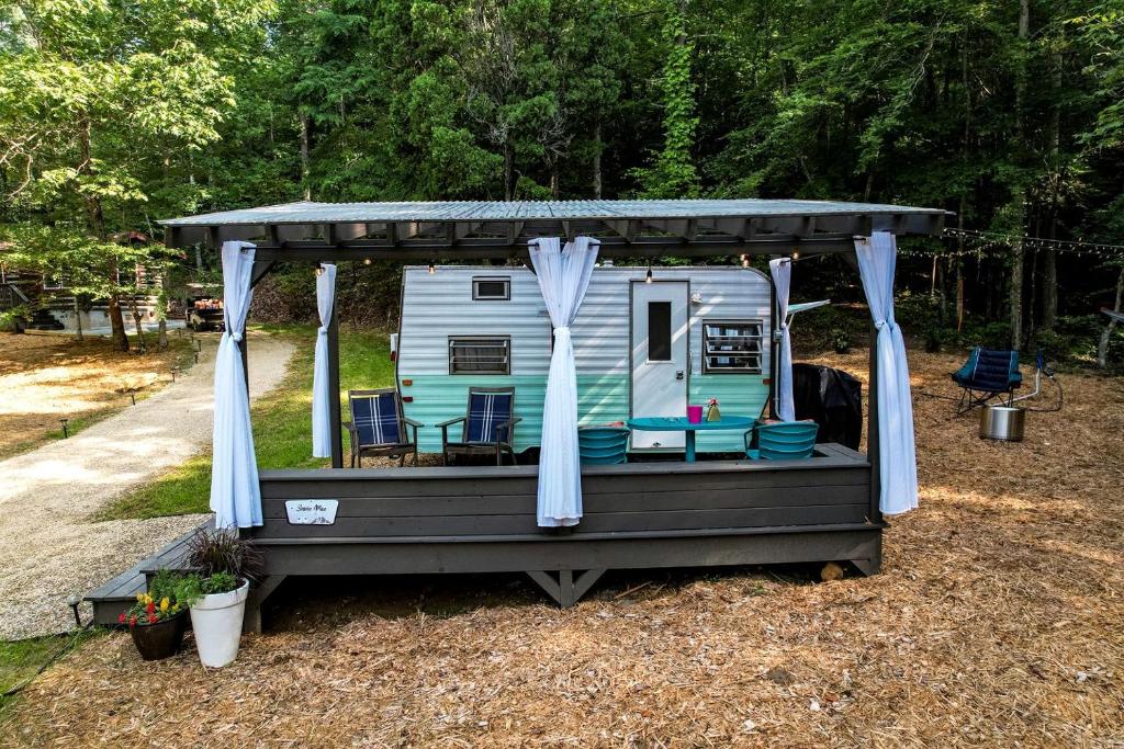 O grădină în afara Unforgettable Glamping Caravan Rental in North Carolina for Intimate Weekends Away in Franklin