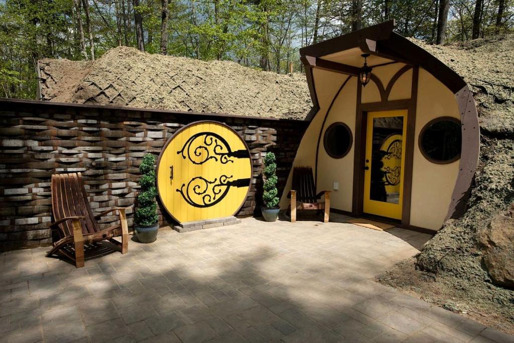 Φωτογραφία από το άλμπουμ του Charming Luxury Hobbit House with Private Hot Tub in Tranquil Woodlands on Littlefield Pond in Springvale, Maine σε Sanford