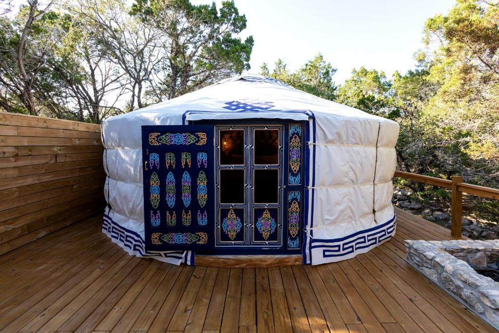 Fotografie z fotogalerie ubytování Cozy Couples Yurt with Hot Tub in Dripping Springs, Texas v destinaci Hammetts Crossing