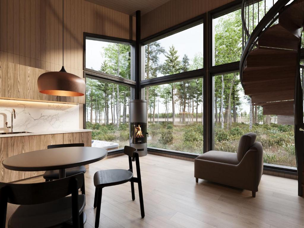 un soggiorno con tavolo, sedie e finestre di Tyven Resort a Sirkkakoski