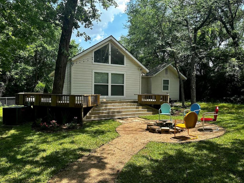 Κήπος έξω από το Charming Farmhouse Escape with Trails & Pond in College Station, Texas