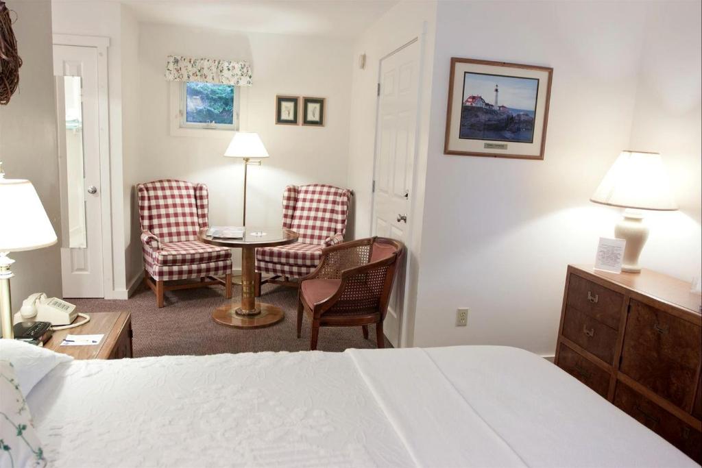 Ένα ή περισσότερα κρεβάτια σε δωμάτιο στο Romantic Getaway Accommodation Overlooking West Penobscot Bay in Maine