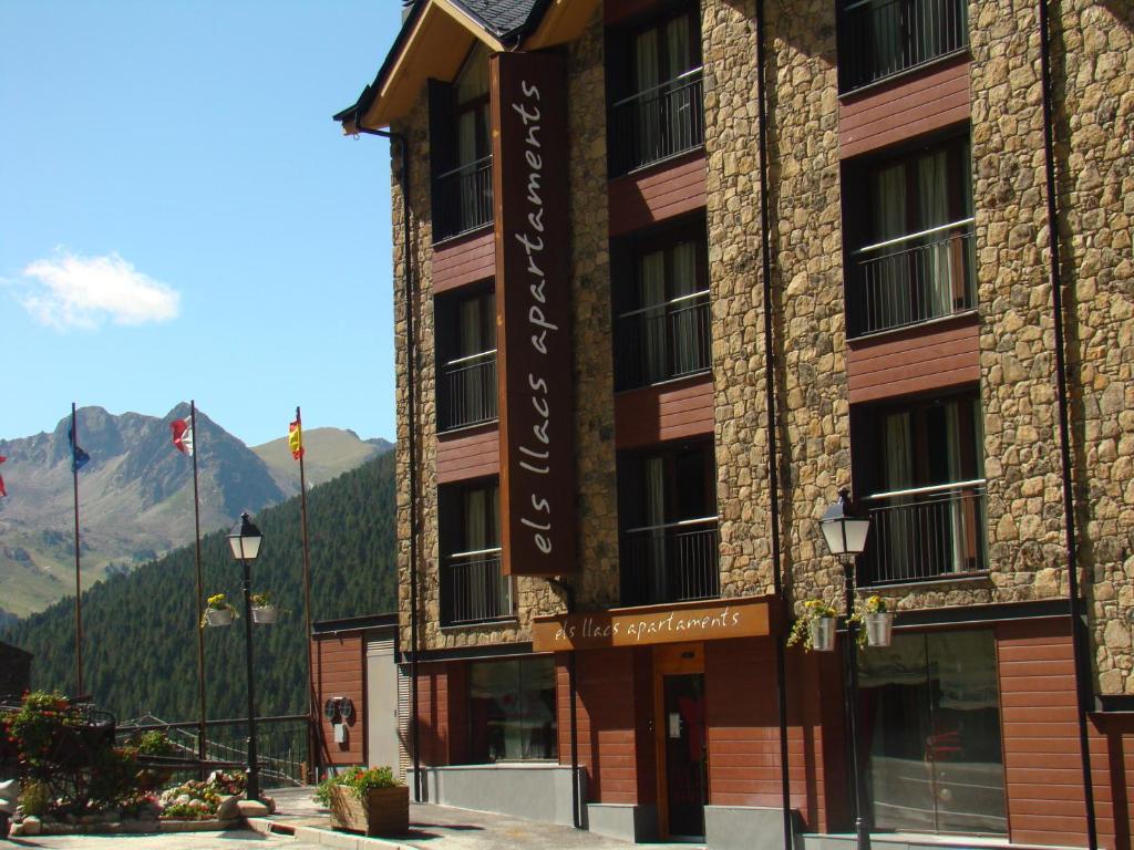 ein Hotel mit den Bergen im Hintergrund in der Unterkunft Apartaments Els Llacs in Bordes d´Envalira 