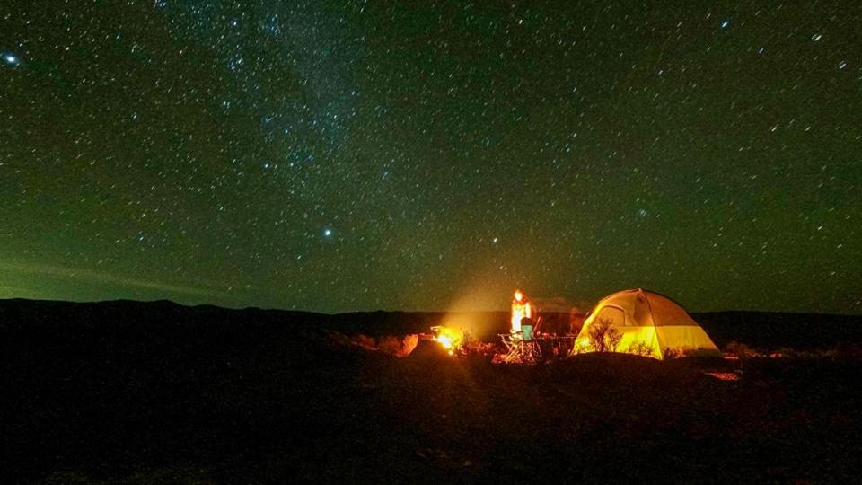 Φυσικό τοπίο κοντά σε οργανωμένο κάμπινγκ