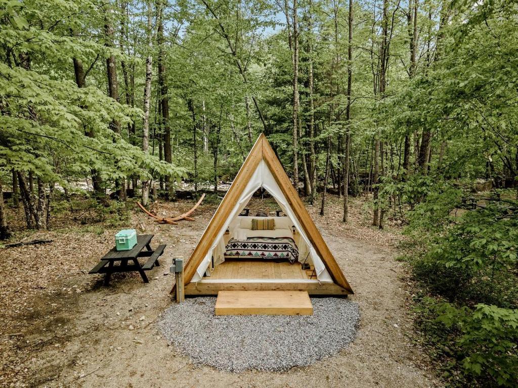 Zahrada ubytování Incredible Safari Tent with Sauna in North Woodstock, New Hampshire