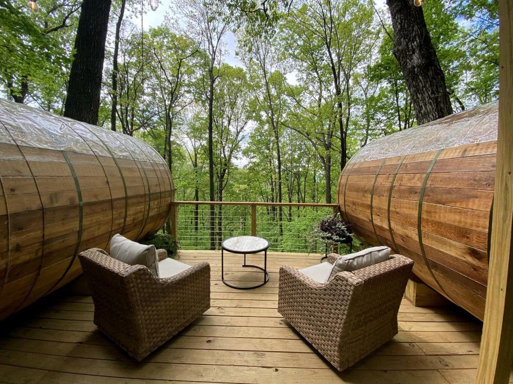 Μπαλκόνι ή βεράντα στο Canopy Treehouse - Glamp Design with Amazing Views, Wildwood, GA