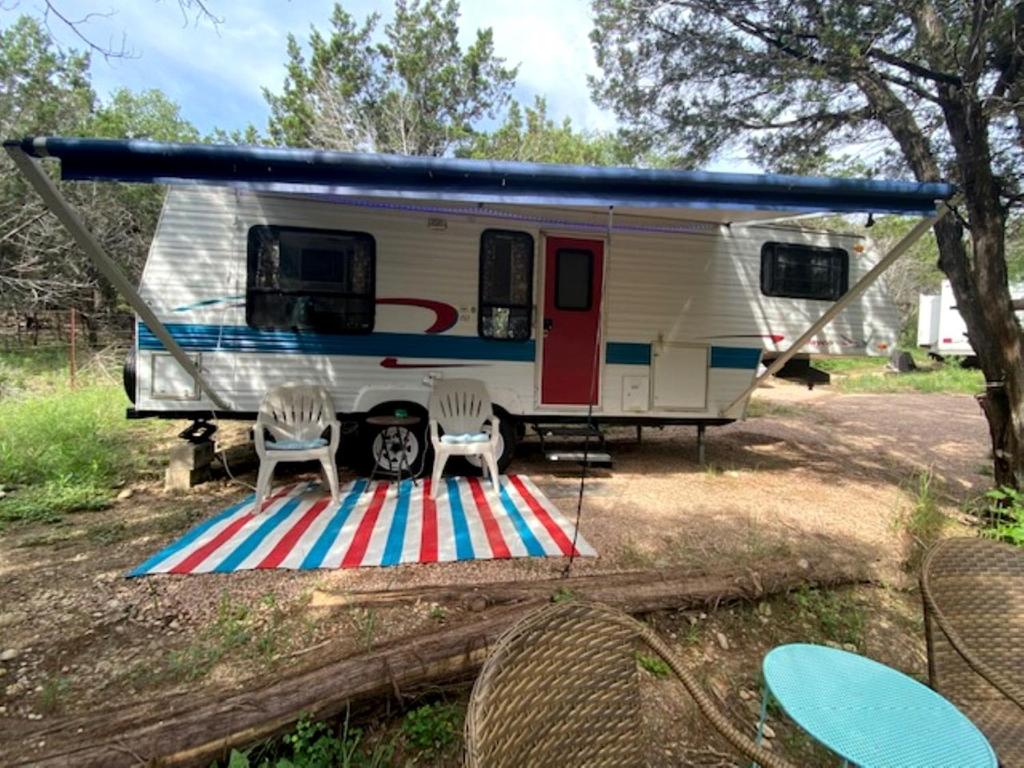 Φωτογραφία από το άλμπουμ του Texas Hill Country Glamping Caravan for a Nature Escape near Hamilton Creek σε Marble Falls