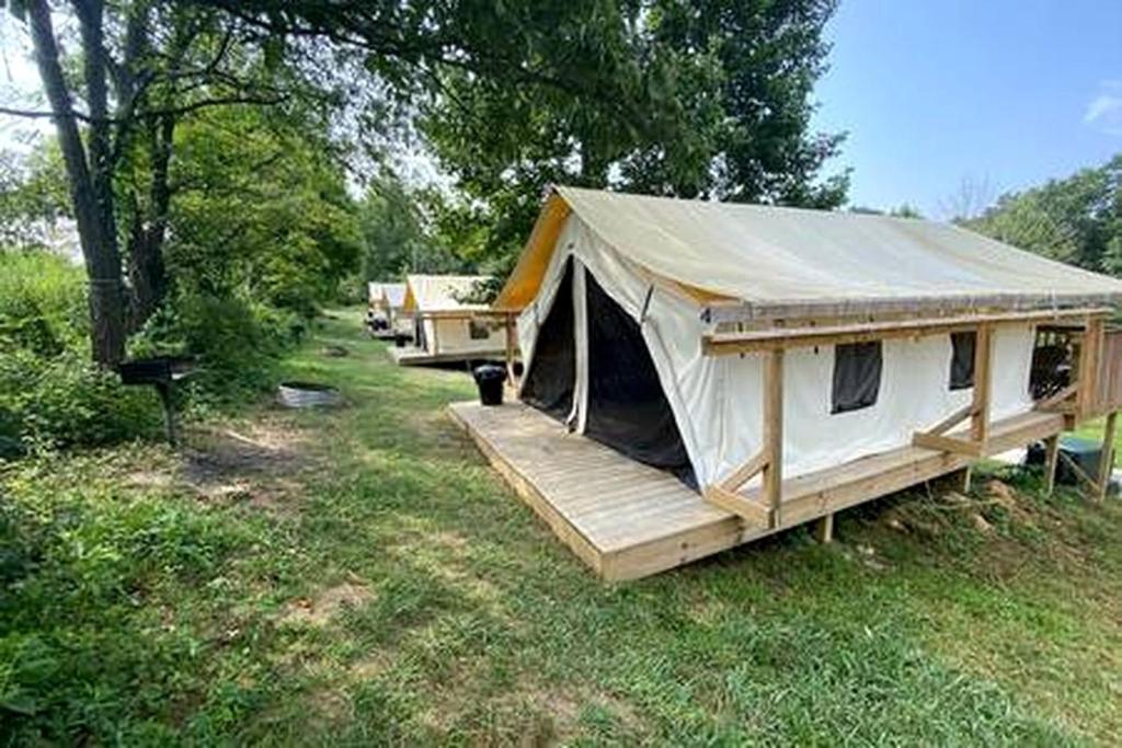 una grande tenda bianca seduta in un campo di Breathtaking Family Friendly Tented Cabin in Logan, Ohio a Logan