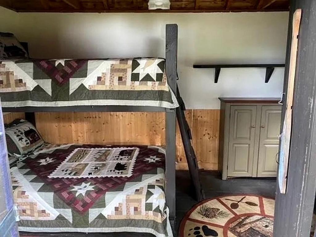 Voodi või voodid majutusasutuse Charming Lakeside Cabin Bungalow with Timeless Rustic Beauty near Portage Lake in Maine toas