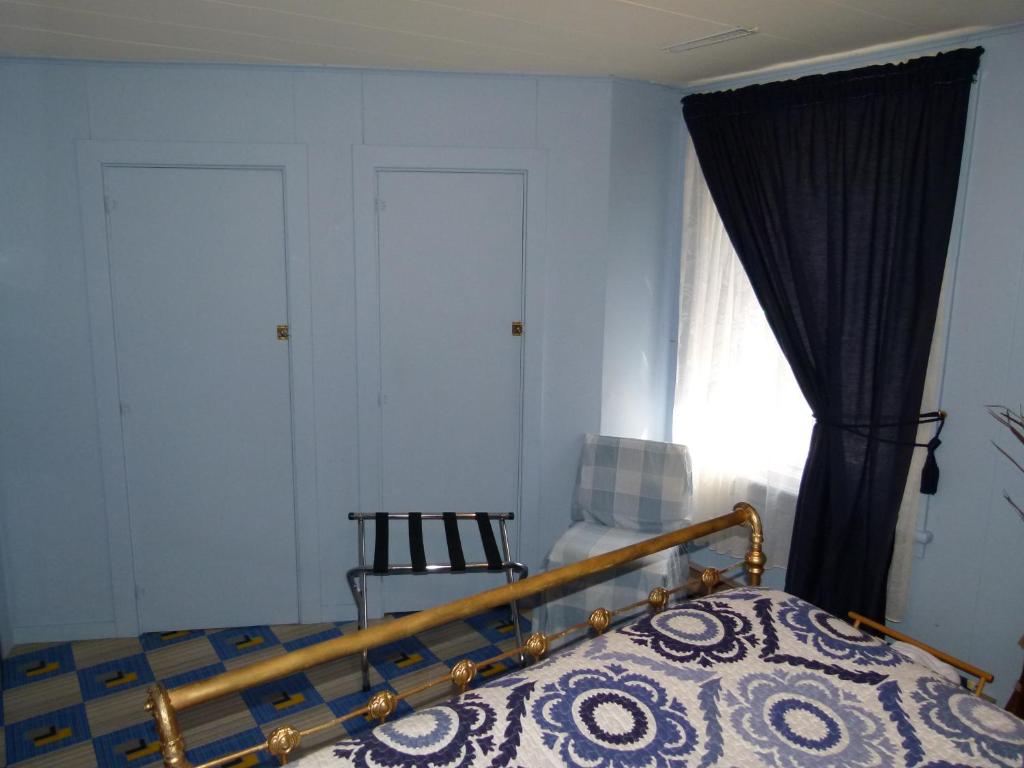 a bedroom with a bed and a window at La Maison entre Mer Montagnes in Cap-Chat