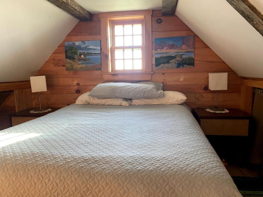 Postel nebo postele na pokoji v ubytování Incredible Tower Located on a Farm Surrounded by Forests, Lakes and Mountains in Granville, New York!