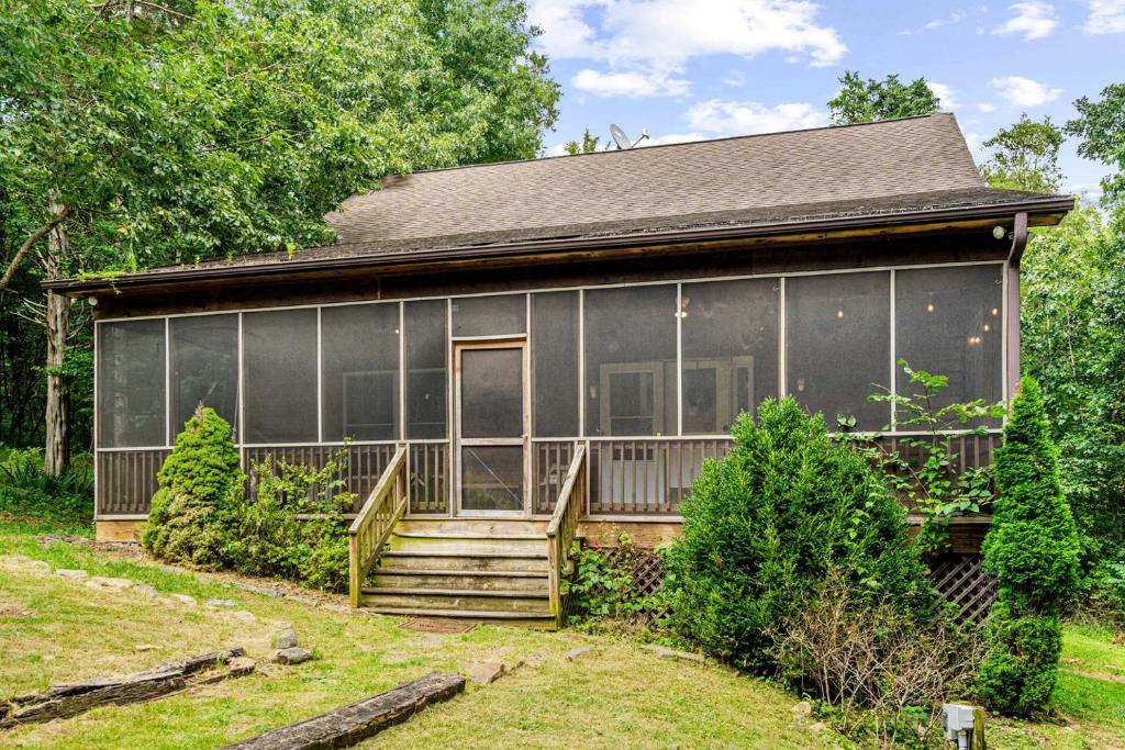 Κήπος έξω από το Resplendent Cabin Haven near Shenandoah River in Virginia