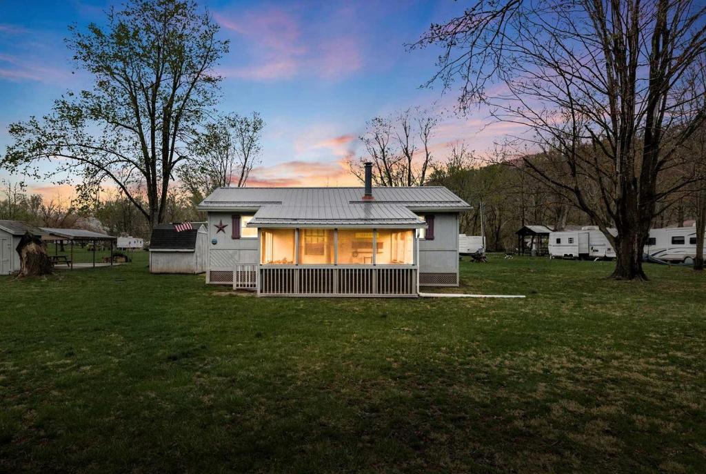 Κήπος έξω από το Serene Riverfront Cabin Haven near South Branch Potomac River in West Virginia