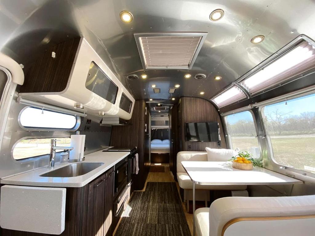 Фотография из галереи Outstanding Airstream Close to Stunning Hiking Trails in Bristol, Texas в городе Bristol