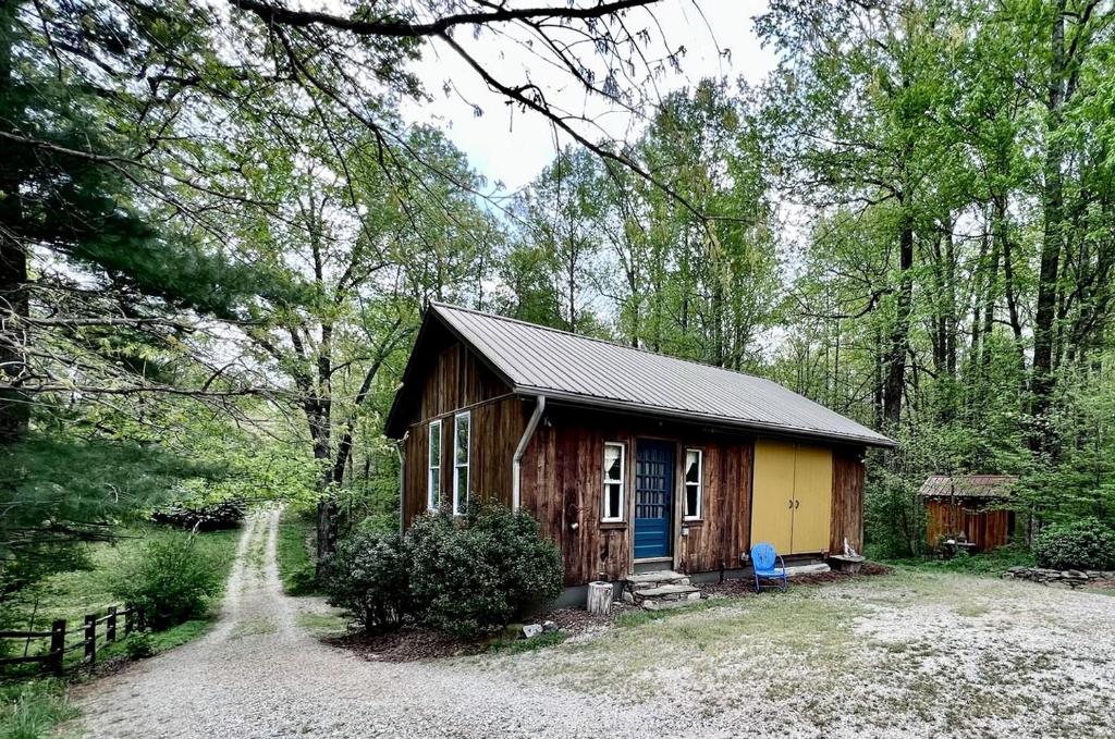 AvonにあるCharming Vacation Rental in a Barn on a Horse Farm near Afton Mountain in Virginiaの青い戸が備わる小さなキャビン