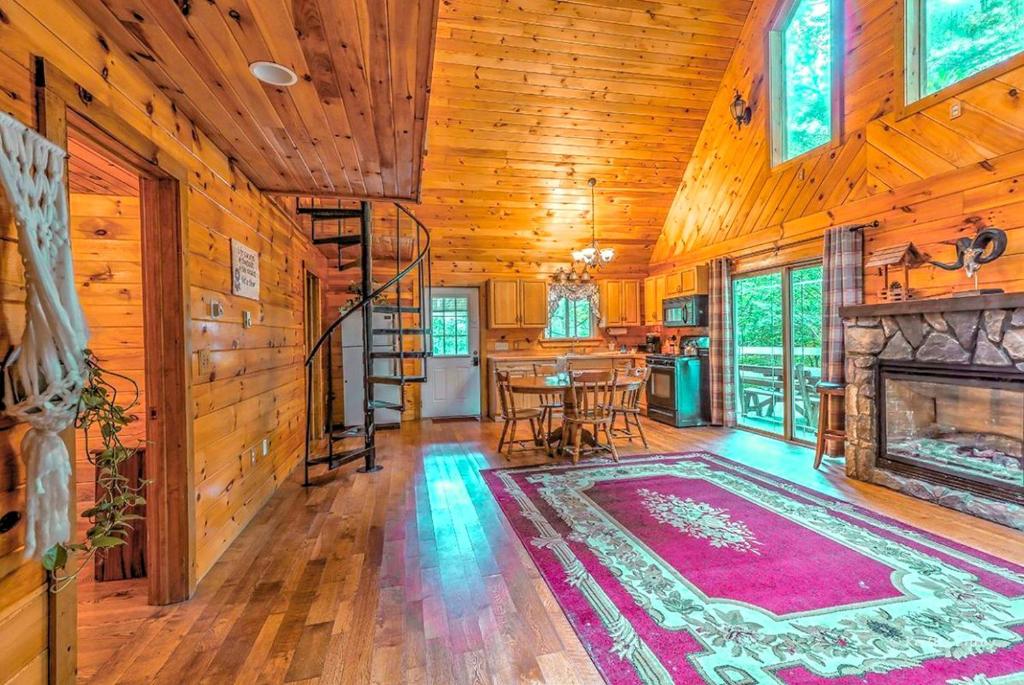Φωτογραφία από το άλμπουμ του Idyllic Log Cabin Rental with a Porch in the Poconos of Pennsylvania σε Canadensis