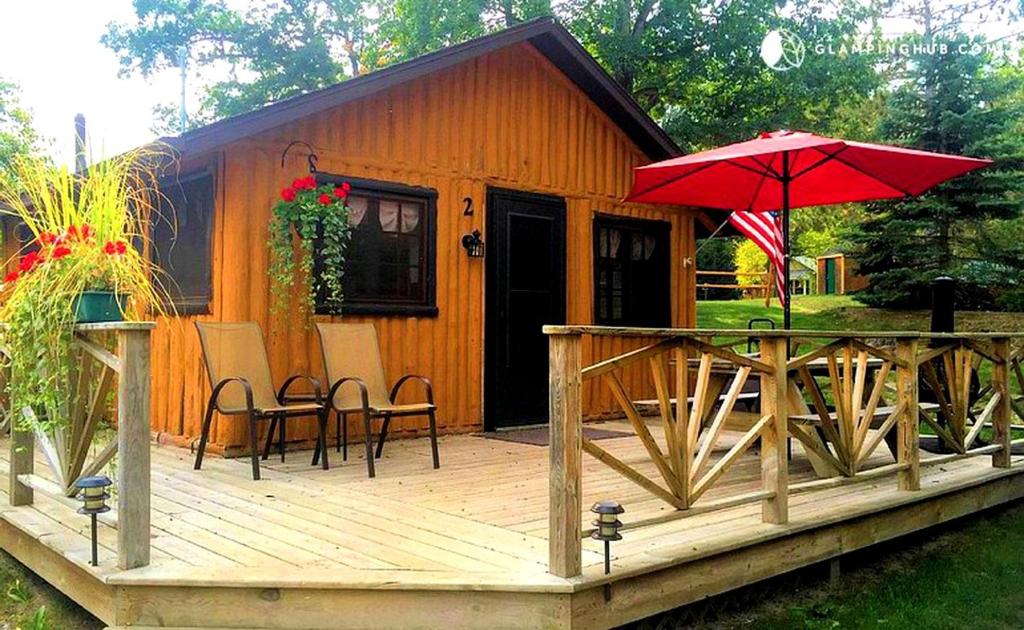 Φωτογραφία από το άλμπουμ του Cozy Cabin Rental with Stunning Lake Views in West Branch, Michigan σε Damon
