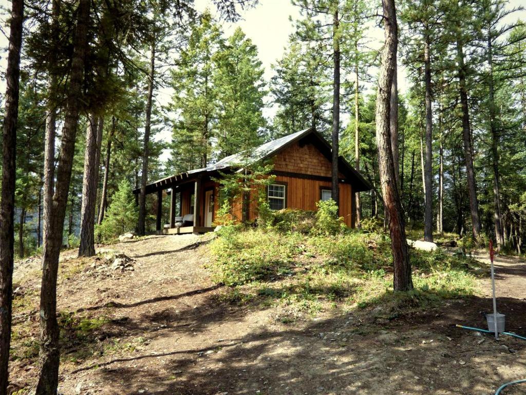 eine Blockhütte im Wald mit Bäumen in der Unterkunft Inviting Family-Friendly Cabin Rental for Four on Flathead Lake in Montana in Lakeside