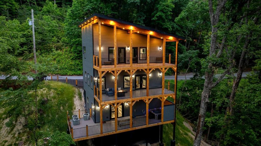 eine Draufsicht auf ein Haus mit Lichtern darauf in der Unterkunft Brand-New Luxury Cabin with Game Room & Hot Tub near Downtown Gatlinburg, TN in Chalet Village