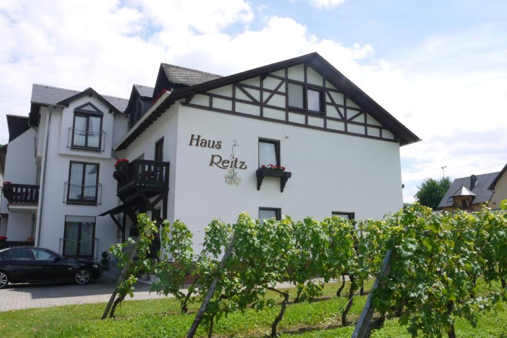 Haus Reitz في ارنست: مبنى أبيض مع علامة تقرأ الشعر rosie