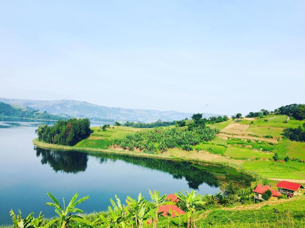 vistas a un río con casas en una colina en One love archive, en Chabahinga