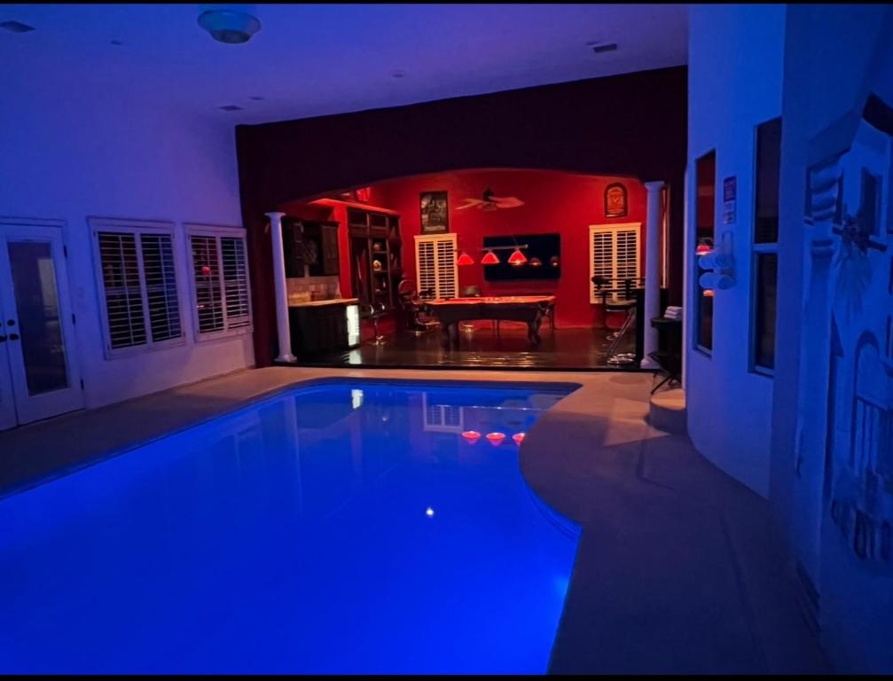 Πισίνα στο ή κοντά στο 3bedroom 3 bath Indoor pool