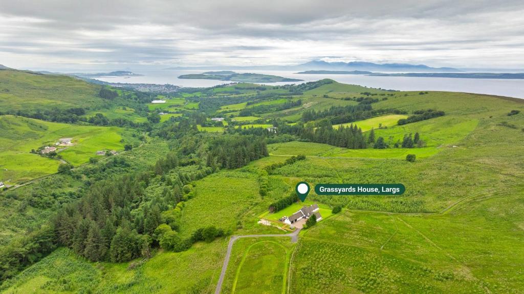 una vista aérea de un campo verde con una casa en Finest Retreats - Grassyards House, en Skelmorlie