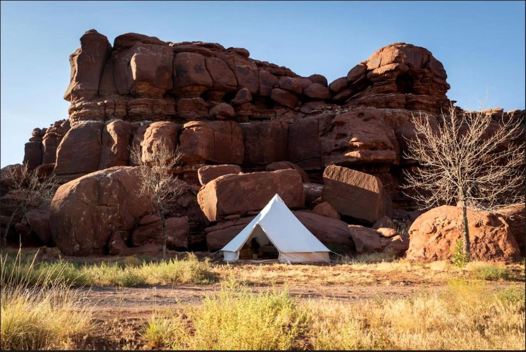 Allen Memorial Hospital HeliportにあるIntimate Glamping Tent near Arches National Park for a Memorable Couples Escape in Moab, Utahのピラミッドが前にそびえる岩層