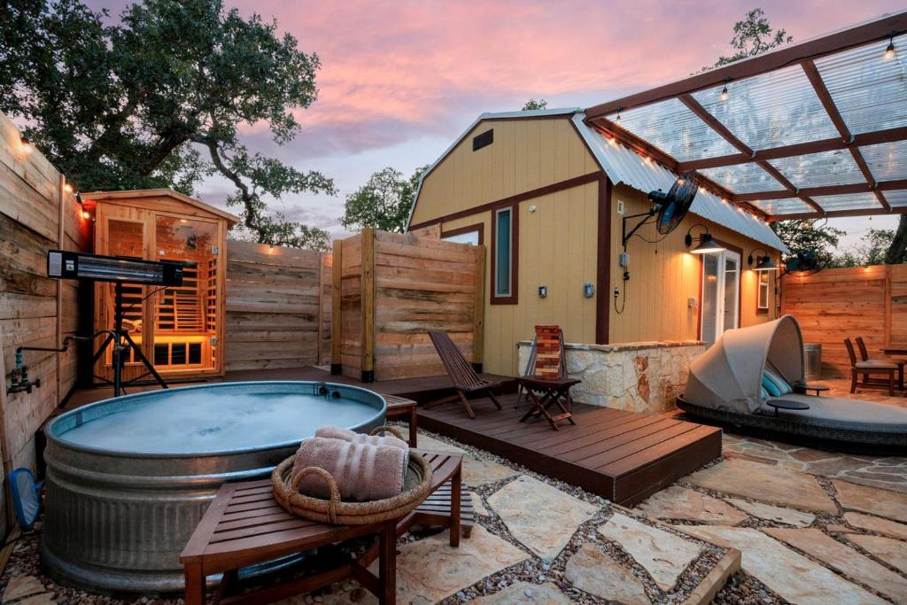 Piscina de la sau aproape de A+ Privacy | Romantic Lux | Sauna | Hot/Cold Pool in Texas