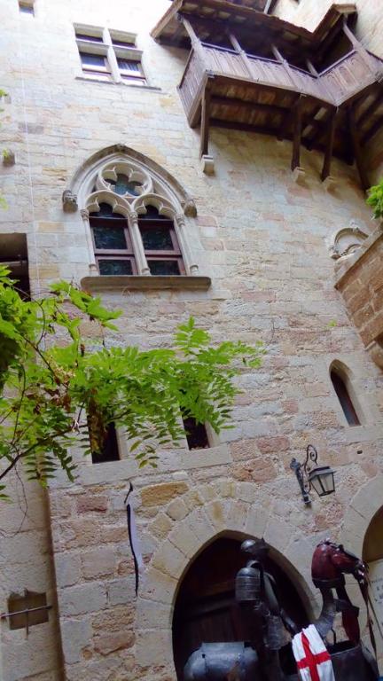 um grande edifício de pedra com uma janela e uma porta em Commanderie des Templiers em Figeac