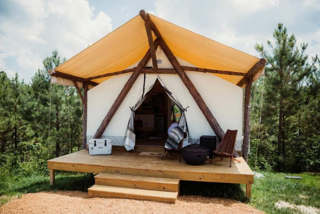 Κήπος έξω από το Gorgeous Safari Tent with Sauna Perfect for a Couple Retreat in Kentucky