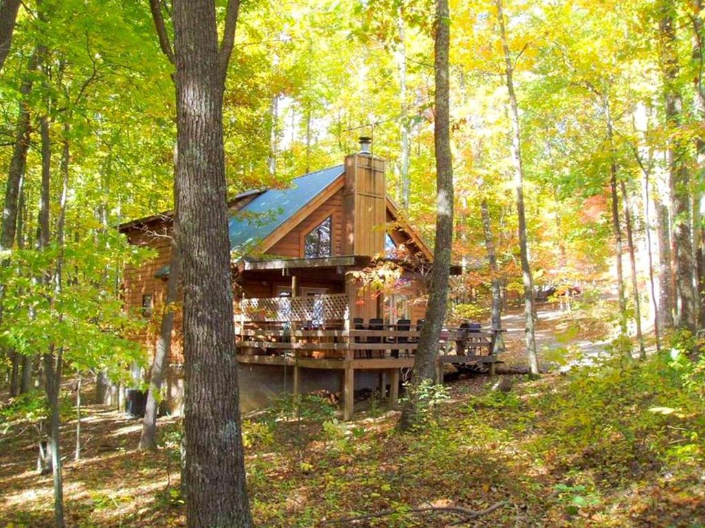 une cabane en rondins entourée d'arbres dans l'établissement Secluded Cabin Rental near Watoga State Park in West Virginia, à Hico