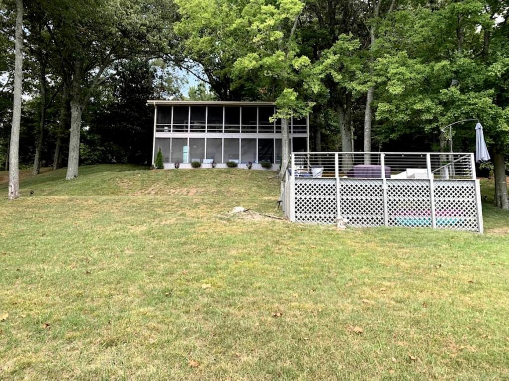 Zahrada ubytování Inmerse in the Serenity of this Lakefront Cottage in Cadiz, Kentucky