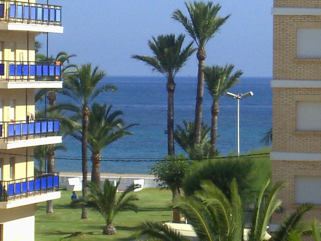 vistas al océano desde un edificio en Alondras Playa Denia, en Denia