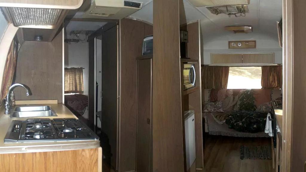 - une cuisine équipée d'un évier et d'une cuisinière dans l'établissement Unique Glamping Rental with Amazing Hiking Trails near Gainesville, Florida, à Fort McCoy