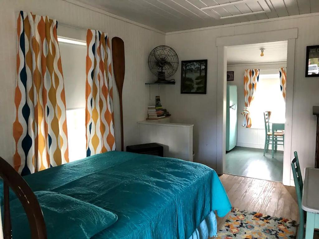 Кровать или кровати в номере Picturesque Vintage Cabin with Lake Views in Florida