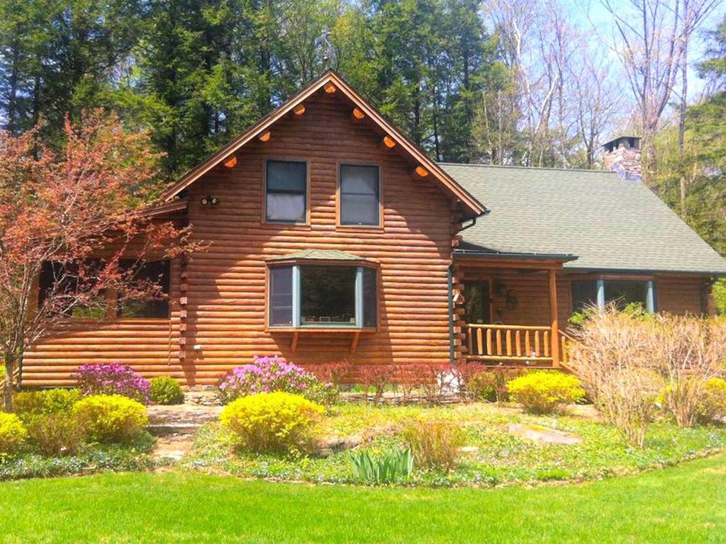 Zahrada ubytování Cozy Log Cabin with a Private Hot Tub near Beartown State Forest, Massachusetts