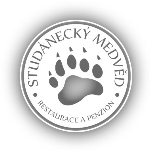 Certificado, premio, señal o documento que está expuesto en Studánecký Medvěd