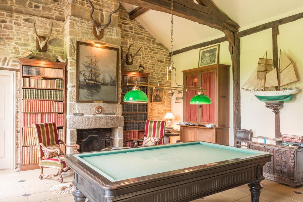 Biliár nebo kulečník v ubytování Château de Boucéel - Mont Saint Michel