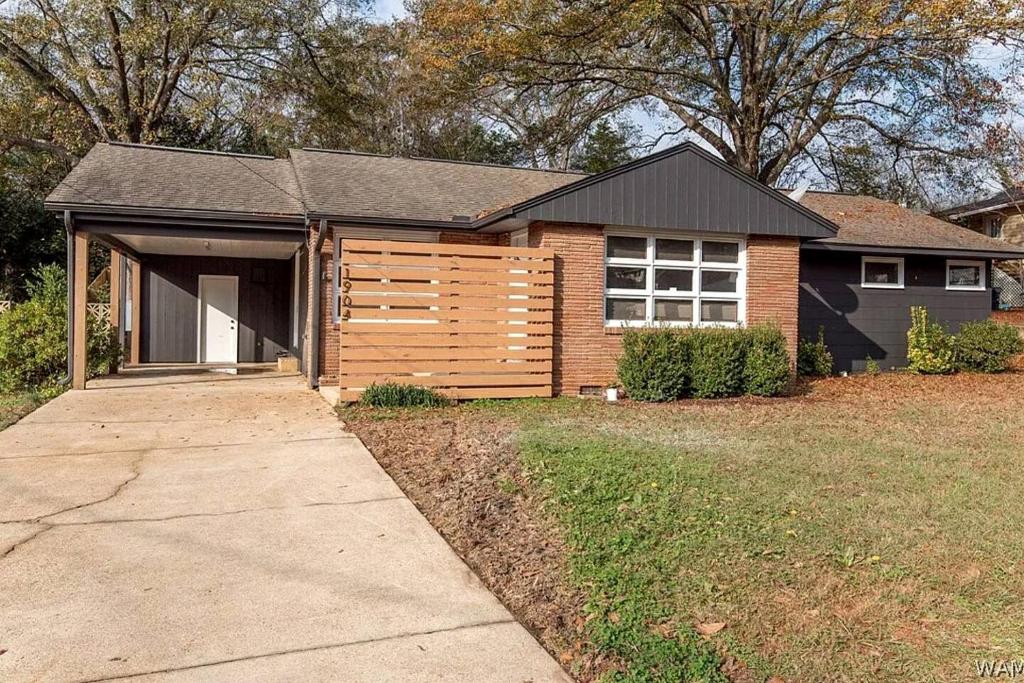 une petite maison avec une clôture et une allée. dans l'établissement Great Cabin Perfect for Small Groups in Northport, Alabama, à Northport