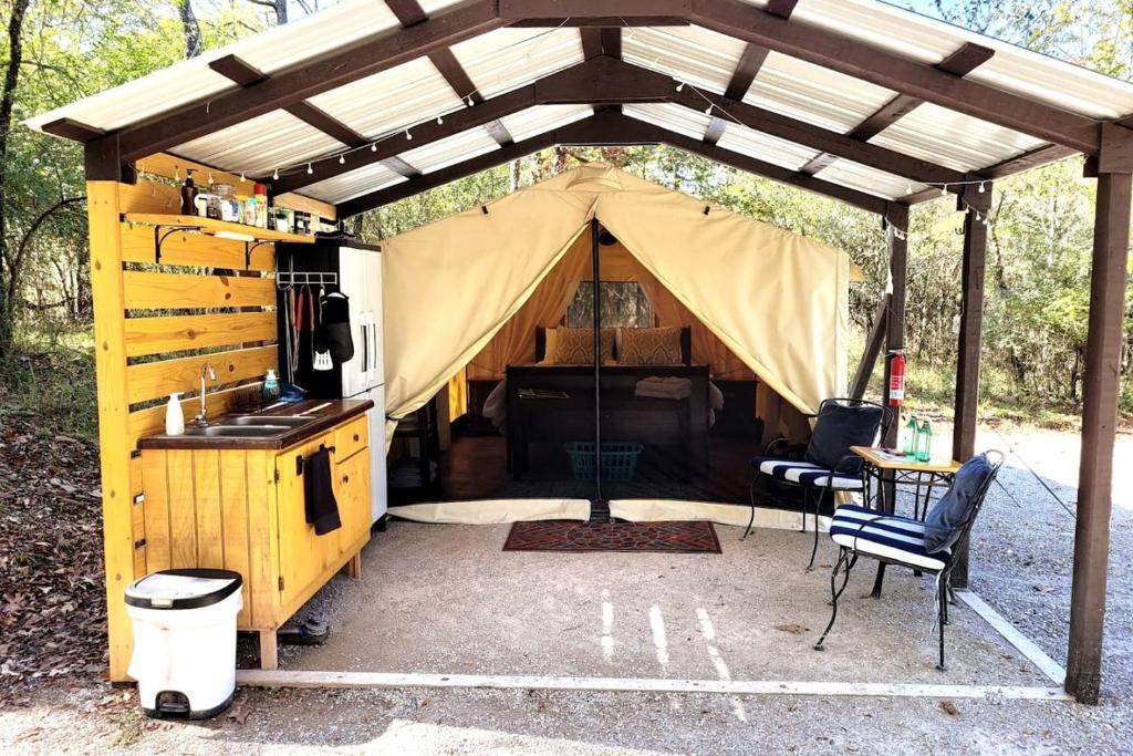 Fotografie z fotogalerie ubytování Black Fox Den: A Woodland Glamp - Dog Friendly in Hot Springs, AR v destinaci Hot Springs