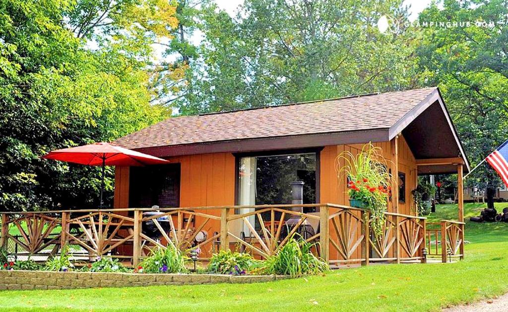 Κήπος έξω από το Inviting Summer Vacation Cabin on Clear Lake in Ogemaw County, Michigan